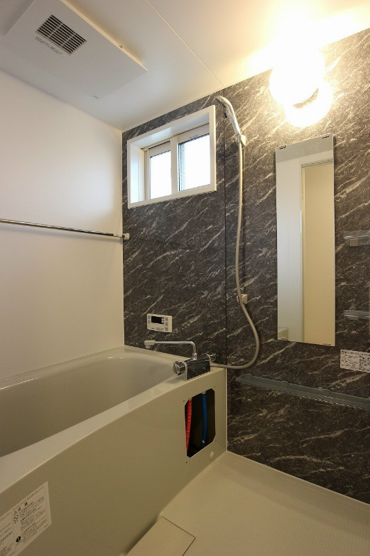 バス・シャワールーム　追い焚き機能付きの浴室です。