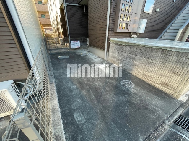 駐車場　駐輪スペースは屋根つきですよ