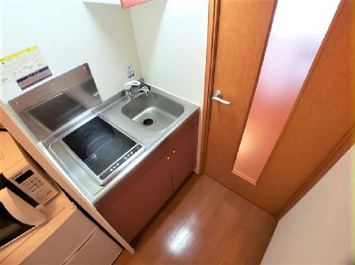 キッチン　電気コンロなので火災リスクが少なく安心