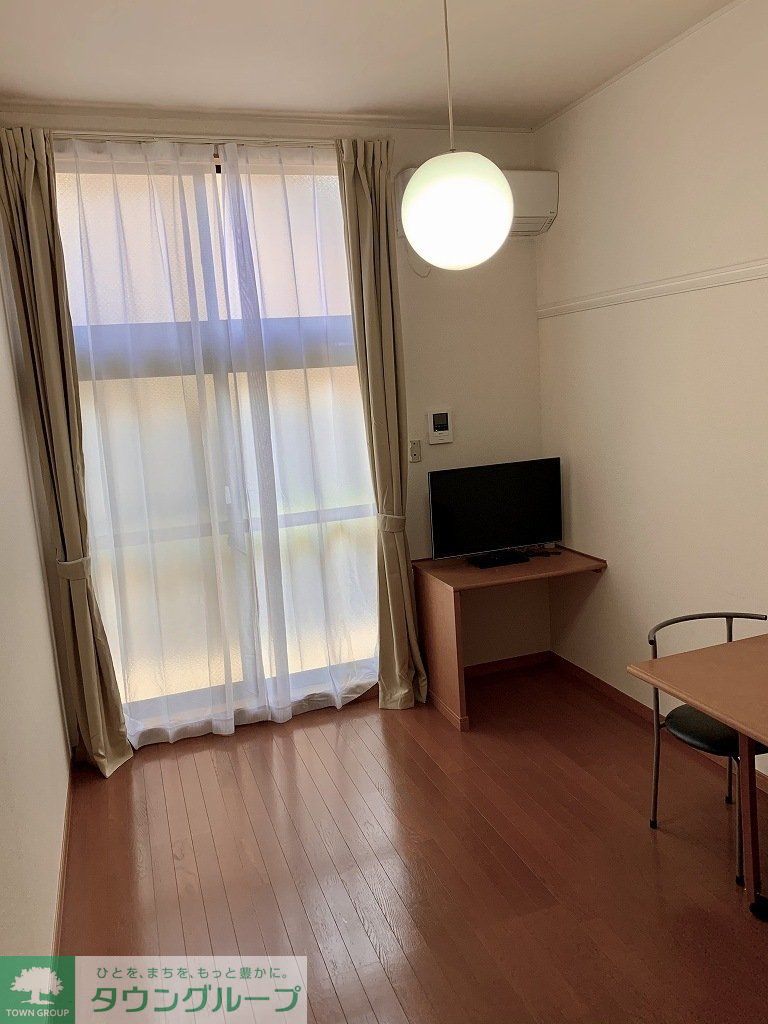 居室・リビング　1階フローリング。2階カーペット敷き。同タイプの写真です。