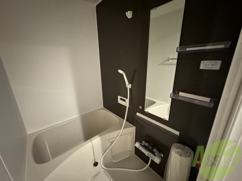 バス・シャワールーム　浴室はシンプル。一人暮らしにはちょうど良いサイズですね。