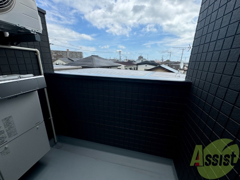 バルコニー　バルコニーは洗濯物を干すのに十分な広さがありますね。