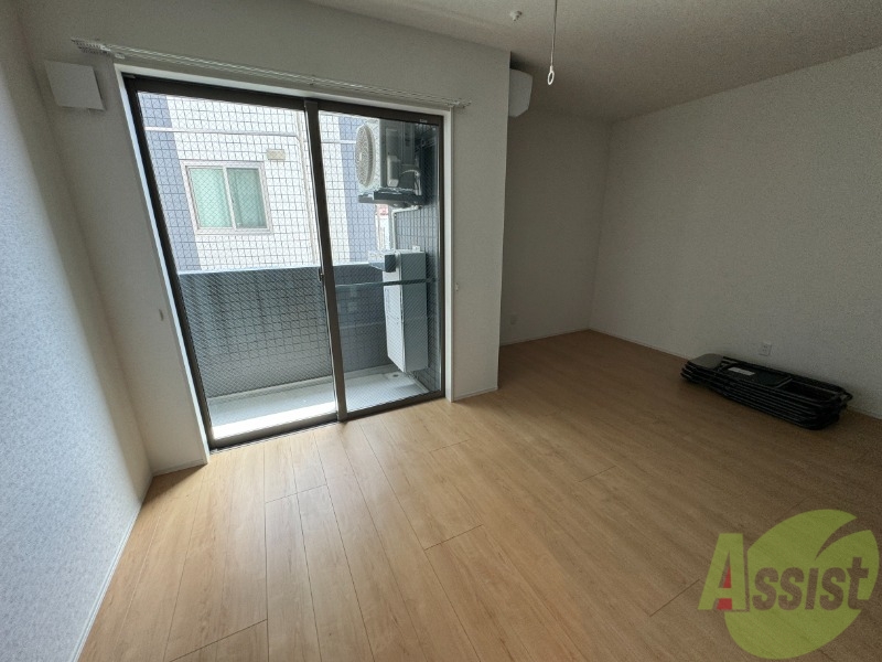 居室・リビング　白を基調とした綺麗なお部屋ですね。日当たりも良好です