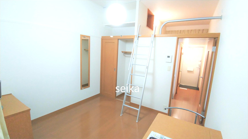 居室・リビング　1階はフローリング、2階はカーペット