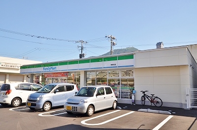 コンビニ　ファミリーマート八幡前田店・（コンビニ）まで374m
