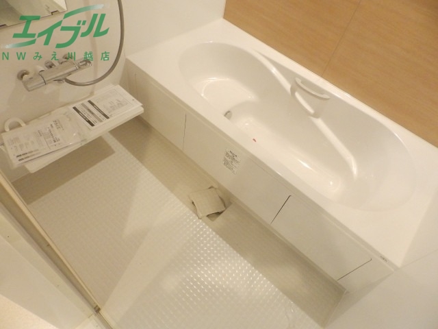 バス・シャワールーム　同型反転写真