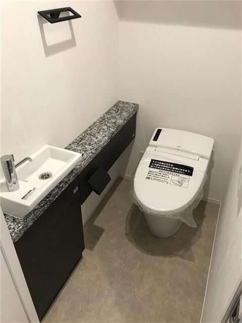 トイレ　落ち着いた色調のトイレです