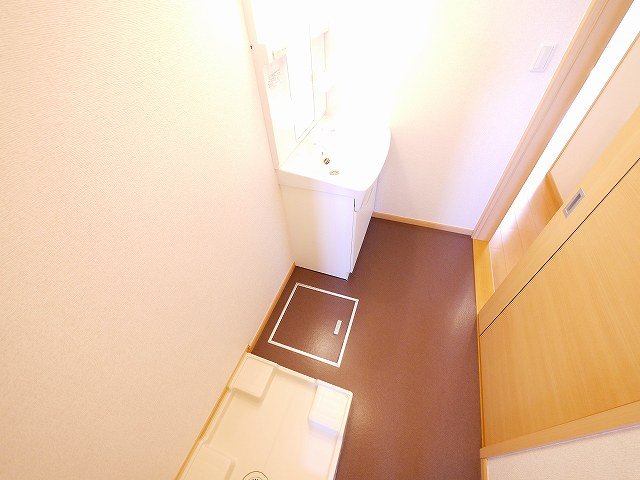 洗面設備　ゆったりとスペースのある洗面所