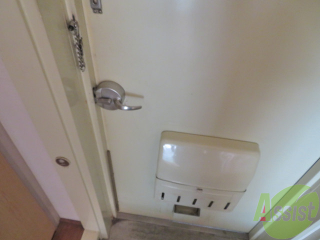 その他設備　玄関にはチェーンがあるので２重でロックできて安心。