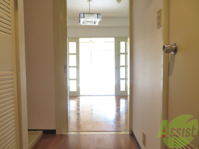 玄関　玄関からの目線です。光が差し込む素敵なお部屋ですよ。