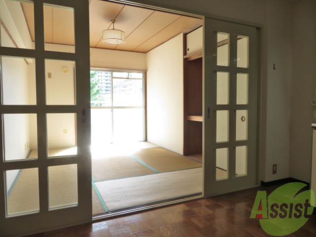 居室・リビング　南向きの明るい光がさしこむお部屋ですよ～。