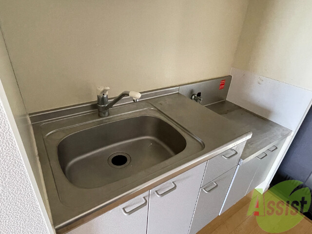 キッチン　キッチンは収納スペースが多く、一人暮らしにオススメです。