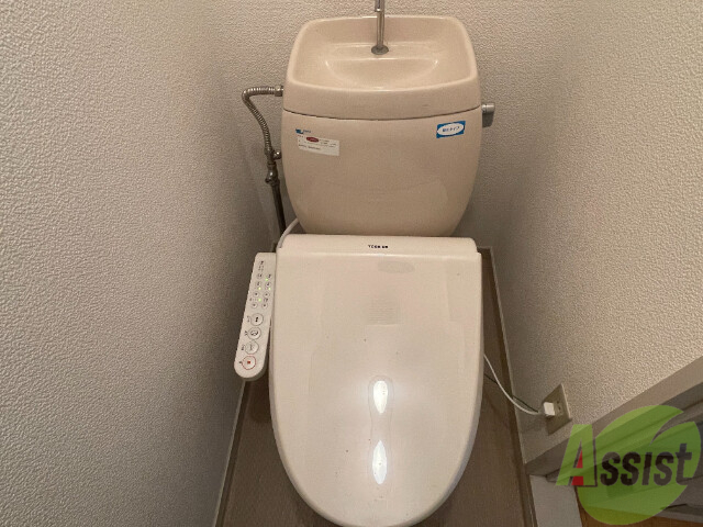 トイレ　ウォシュレット付きなので安心できますね。
