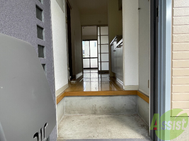 玄関　玄関には段差があるので泥や汚れが家に入りにくいです。