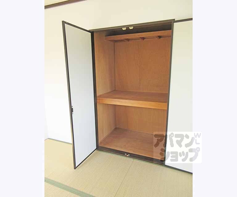 収納　各部屋押入れ付き