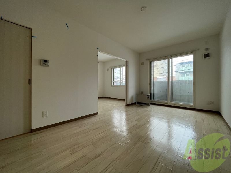 居室・リビング　リビングは白を基調としていて明るい印象ですね！