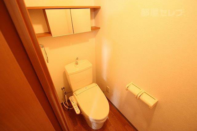 トイレ　ウォシュレット付のトイレです。鏡も収納棚もついてます。