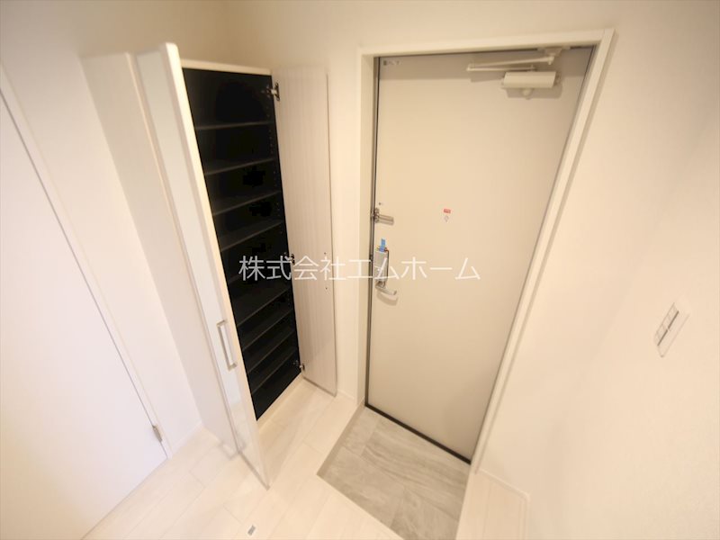 玄関　玄関　シューズボックス付（収納充実してます）　同仕様写真