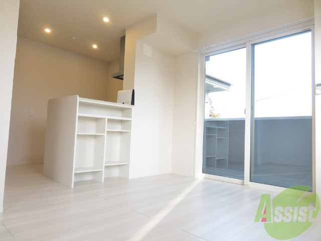 居室・リビング　こちらは綺麗なフローリングのお部屋ですね