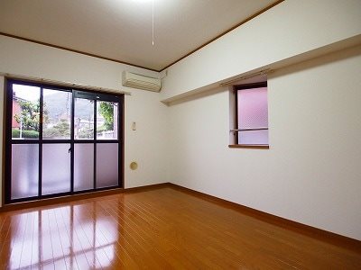 居室・リビング　二面採光で明るいリビングです。