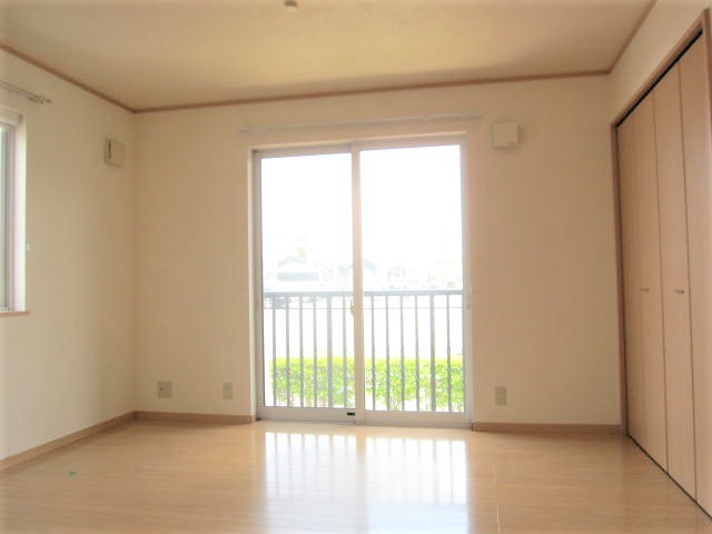 居室・リビング　バルコニーに面した洋室６帖