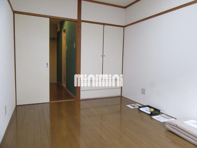 居室・リビング　収納のある洋室