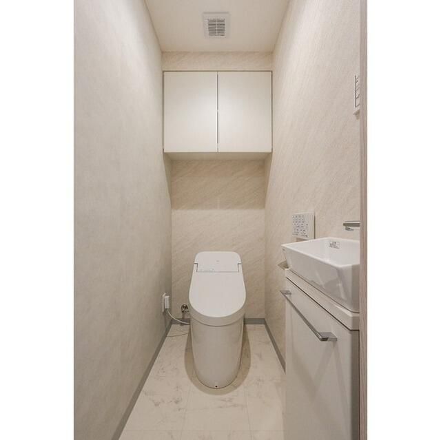 トイレ　落ち着いた色調のトイレです