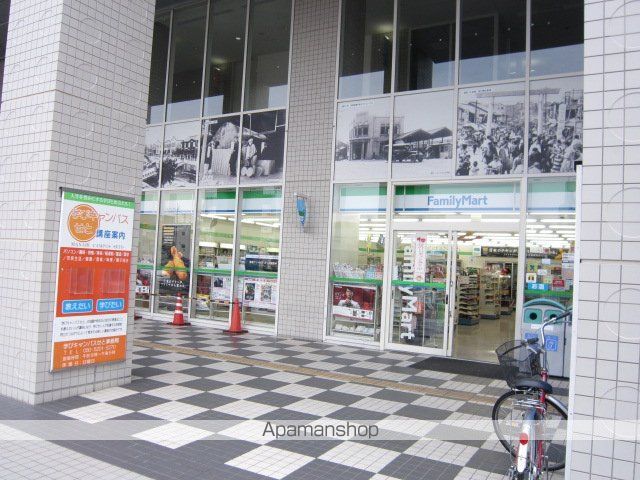 コンビニ　ファミリーマート（コンビニ）まで697m