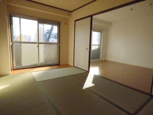 居室・リビング　採光面積も広くとても明るい室内です