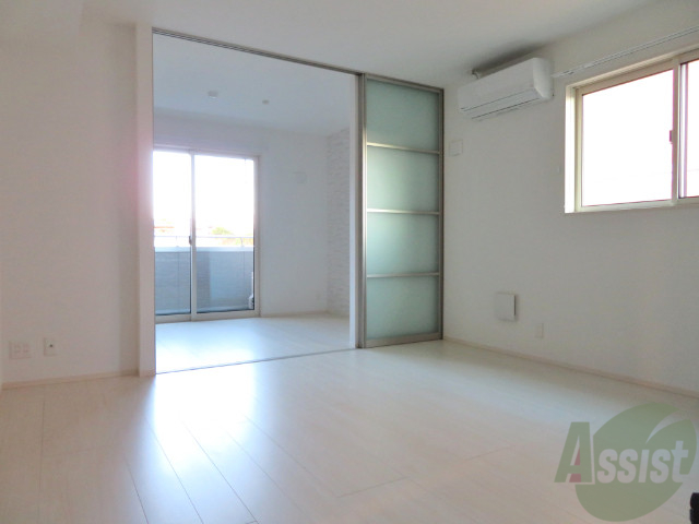 居室・リビング　リビングは８帖、南東側に位置するお部屋です