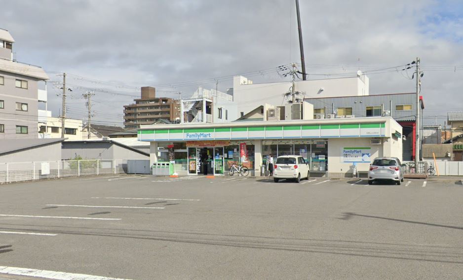 コンビニ　ファミリーマート 和歌山土佐町店（コンビニ）まで533m