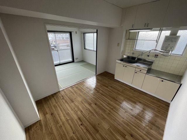 居室・リビング　床色が落ち着いた色合いで綺麗です♪