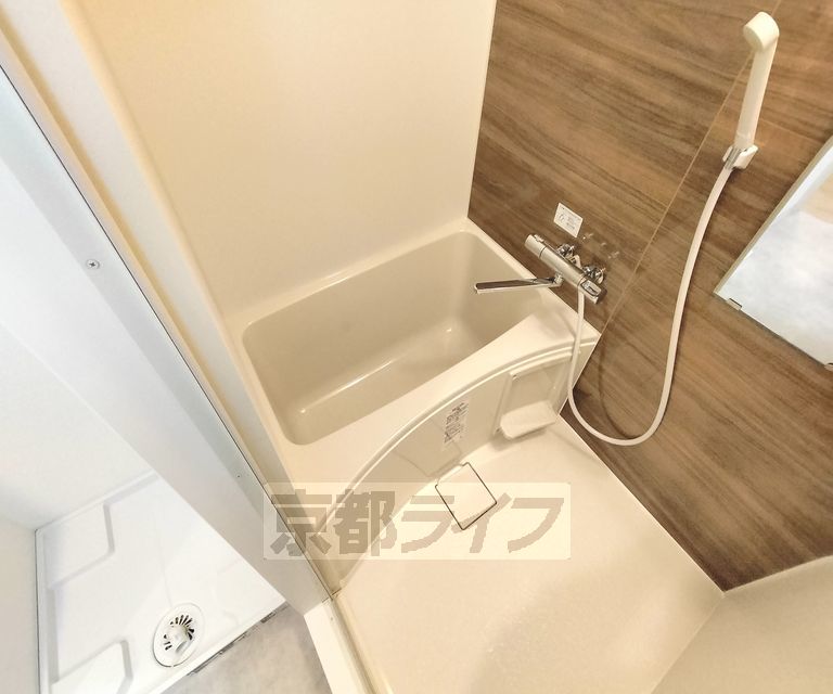 バス・シャワールーム　バスルームです