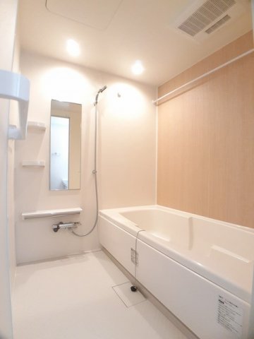 バス・シャワールーム　コンパクトで使いやすいお風呂です