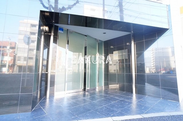 エントランス　重厚感のある建物デザイン♪