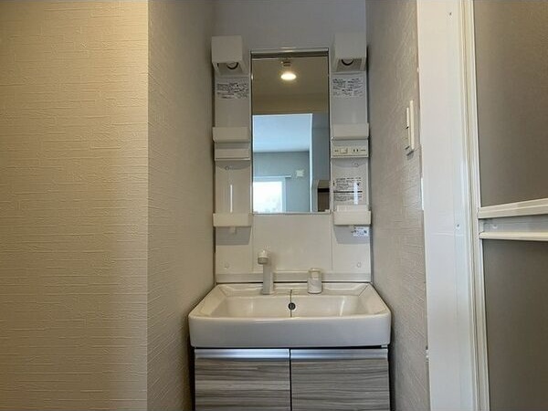 洗面設備　朝の身支度に便利な洗面台です♪