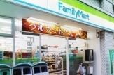 コンビニ　ファミリーマート（コンビニ）まで820m