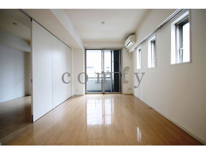 居室・リビング　２面採光で風通しの良いリビング