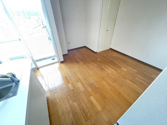 居室・リビング　※別号室の写真です。