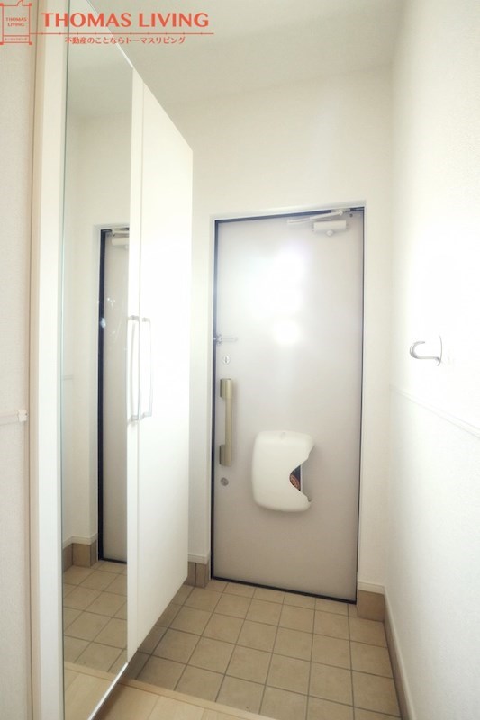 玄関　写真は同タイプのお部屋です。