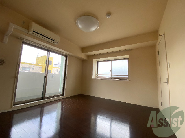 居室・リビング　８．８帖の洋室です。広々として、きれいですね。