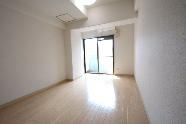 居室・リビング　床が明るい色合いで綺麗です♪