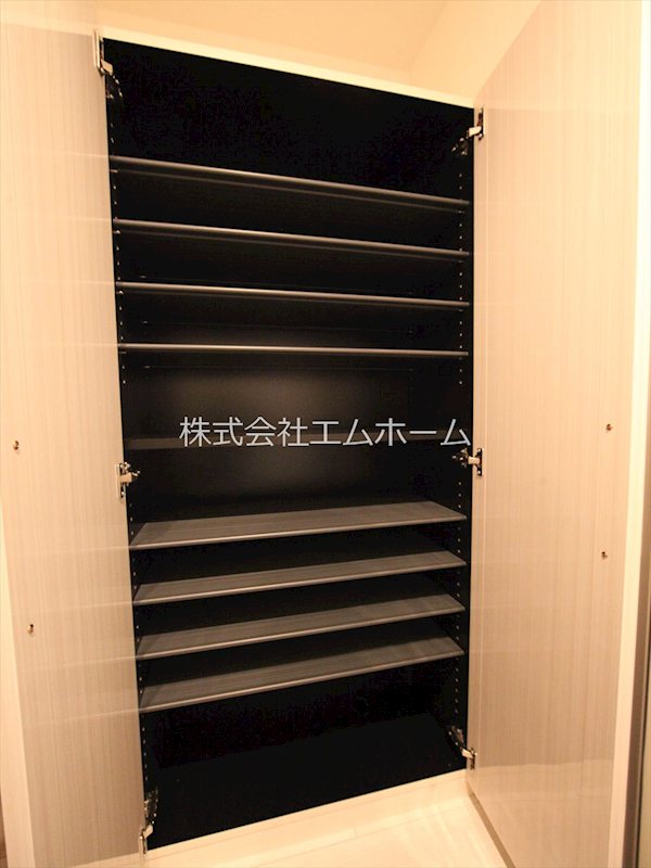 玄関　玄関　シューズボックス付（収納充実してます）