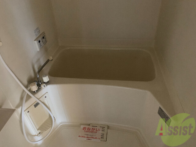 バス・シャワールーム　浴室は追い焚き機能付きです。一日の疲れも落とせそうですね。