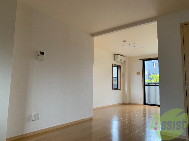 居室・リビング　リビングは１３．５帖のＬＤＫです。広々していていいですね。