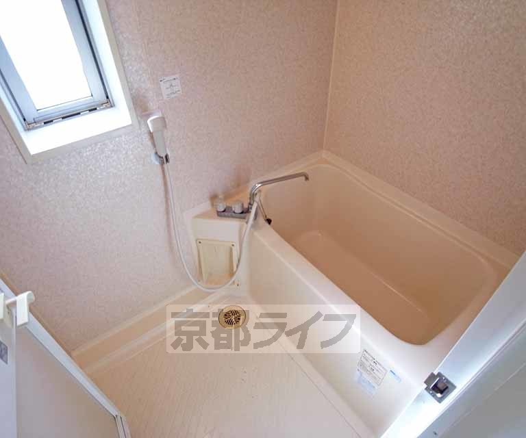 バス・シャワールーム　窓付き清潔バスルーム。