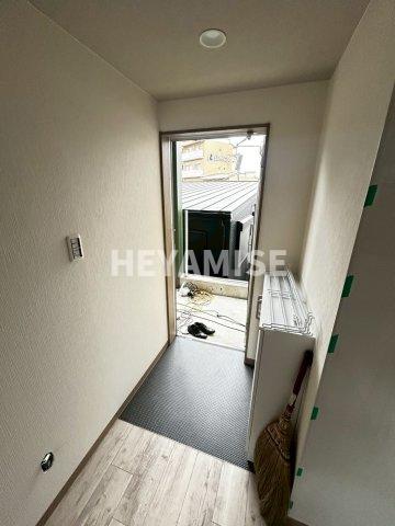 玄関　同物件の別同室の写真となります。現状を優先します。