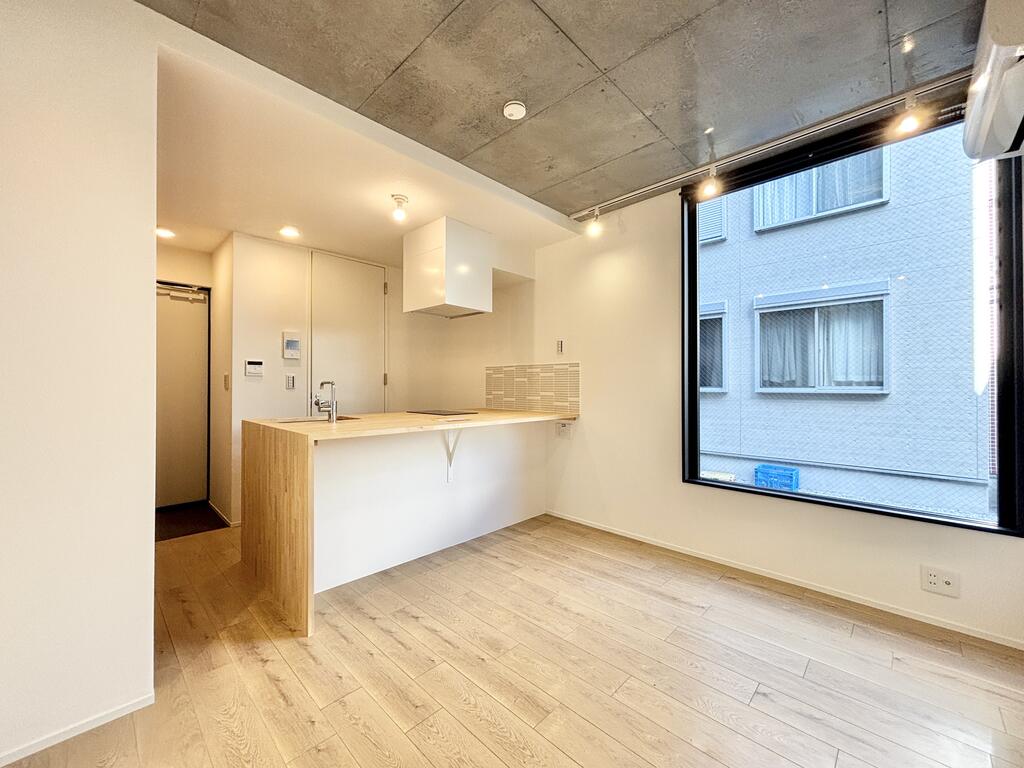 玄関　大きな窓から光が入る明るい空間