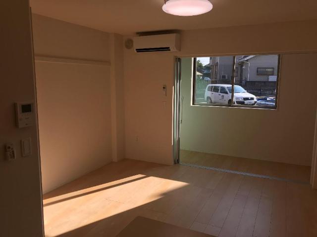 居室・リビング　室内