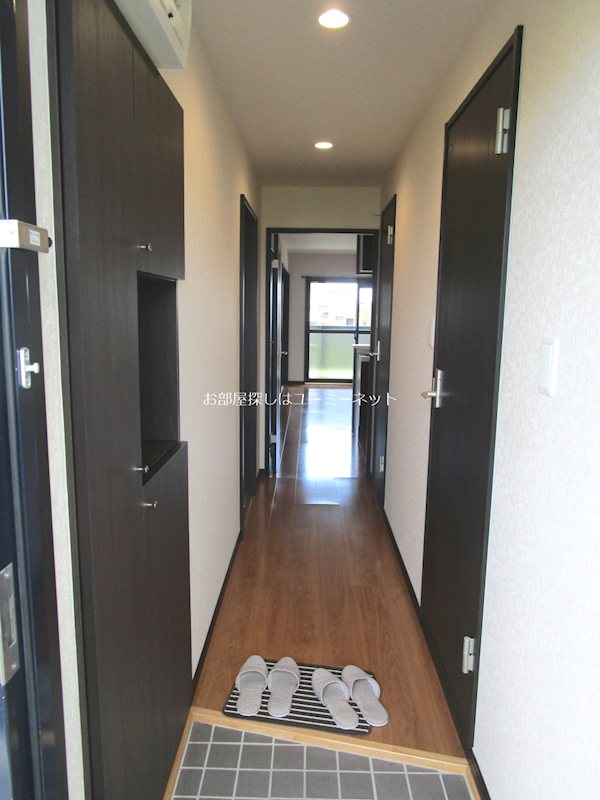 玄関　※206号室の写真。現況と相違がある場合は、現況優先。